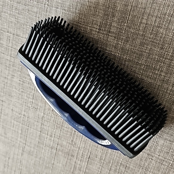 Norwex Rubber Brush - Picture 2 of 6